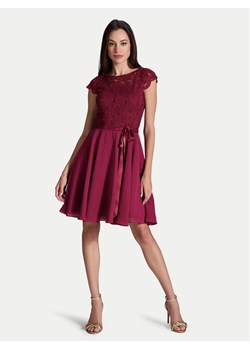 Swing Sukienka koktajlowa 77760510 Bordowy Regular Fit ze sklepu MODIVO w kategorii Sukienki - zdjęcie 181097125