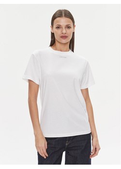 Calvin Klein T-Shirt Metallic Micro Logo T Shirt K20K206967 Biały Regular Fit ze sklepu MODIVO w kategorii Bluzki damskie - zdjęcie 181097166