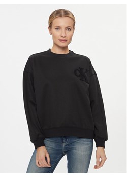 Calvin Klein Jeans Bluza Chenille J20J221729 Czarny Regular Fit ze sklepu MODIVO w kategorii Bluzy damskie - zdjęcie 181097295