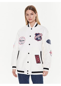 Tommy Jeans Kurtka bomber Letterman DW0DW14940 Biały Oversize ze sklepu MODIVO w kategorii Kurtki damskie - zdjęcie 181097926