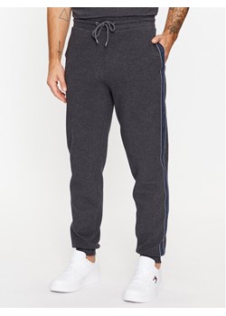 Tommy Hilfiger Spodnie dresowe UM0UM03013 Szary Regular Fit ze sklepu MODIVO w kategorii Spodnie męskie - zdjęcie 181098885