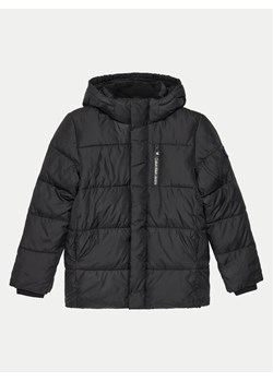 Calvin Klein Jeans Kurtka zimowa Essential IB0IB01276 Czarny Regular Fit ze sklepu MODIVO w kategorii Kurtki chłopięce - zdjęcie 181099249