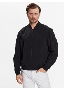 Calvin Klein Kurtka bomber Matt Crinkle Hero Bomber K10K111021 Czarny Regular Fit ze sklepu MODIVO w kategorii Kurtki męskie - zdjęcie 181099259
