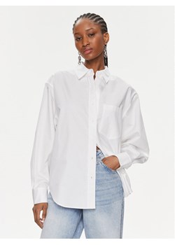 Calvin Klein Koszula K20K206749 Biały Relaxed Fit ze sklepu MODIVO w kategorii Koszule damskie - zdjęcie 181099895