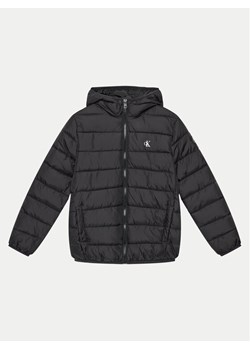 Calvin Klein Jeans Kurtka zimowa Inst Logo IB0IB02174 Czarny Regular Fit ze sklepu MODIVO w kategorii Kurtki chłopięce - zdjęcie 181100075