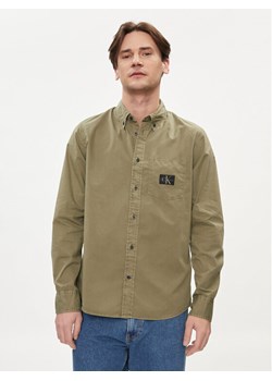 Calvin Klein Jeans Koszula J30J325772 Zielony Regular Fit ze sklepu MODIVO w kategorii Koszule męskie - zdjęcie 181101516