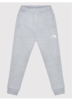 The North Face Spodnie dresowe NF0A2WAI Szary Regular Fit ze sklepu MODIVO w kategorii Spodnie chłopięce - zdjęcie 181101608