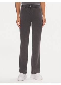 Calvin Klein Jeans Spodnie dresowe J20J223126 Szary Regular Fit ze sklepu MODIVO w kategorii Spodnie damskie - zdjęcie 181101609