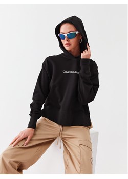 Calvin Klein Jeans Bluza J20J220430 Czarny Regular Fit - id: 0000301066439 - marki Calvin Klein - 181101729 Calvin Klein Jeans Bluza J20J220430 Czarny Regular Fit ze sklepu MODIVO w kategorii Bluzy damskie - zdjęcie 181101729