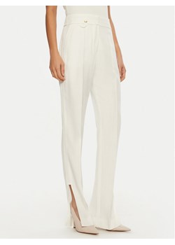 JACQUEMUS Spodnie materiałowe 24E241PA038 Biały Regular Fit ze sklepu MODIVO w kategorii Spodnie damskie - zdjęcie 181102385