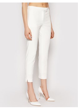 DKNY Chinosy P9RKSDMT Biały Regular Fit ze sklepu MODIVO w kategorii Spodnie damskie - zdjęcie 181102706