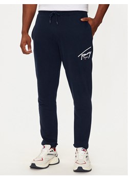 Tommy Jeans Spodnie dresowe Entry DM0DM19479 Granatowy Slim Fit ze sklepu MODIVO w kategorii Spodnie męskie - zdjęcie 181103146