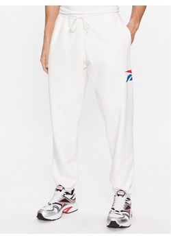 Reebok Spodnie dresowe Classics Brand Proud HY7158 Biały Regular Fit ze sklepu MODIVO w kategorii Spodnie męskie - zdjęcie 181103599