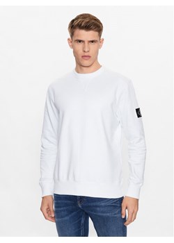 Calvin Klein Jeans Bluza J30J323426 Biały Regular Fit ze sklepu MODIVO w kategorii Bluzy męskie - zdjęcie 181103906