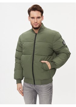 Calvin Klein Jeans Kurtka przejściowa J30J324072 Zielony Regular Fit ze sklepu MODIVO w kategorii Kurtki męskie - zdjęcie 181104695