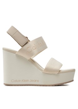 Calvin Klein Jeans Sandały Wedge Sandal Webbing In Mtl YW0YW01479 Écru ze sklepu MODIVO w kategorii Sandały damskie - zdjęcie 181104738