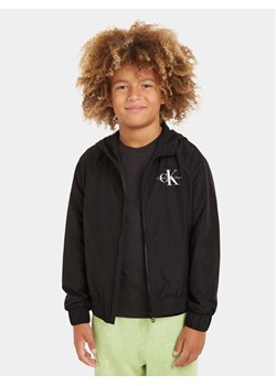 Calvin Klein Jeans Kurtka przejściowa Monologo Essential IB0IB02091 Czarny Regular Fit ze sklepu MODIVO w kategorii Kurtki chłopięce - zdjęcie 181105316