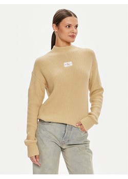 Calvin Klein Jeans Sweter J20J223609 Beżowy Loose Fit ze sklepu MODIVO w kategorii Swetry damskie - zdjęcie 181105978