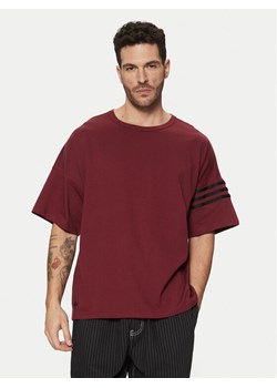 adidas T-Shirt Neuclassics JC9934 Czerwony Regular Fit ze sklepu MODIVO w kategorii T-shirty męskie - zdjęcie 181106025