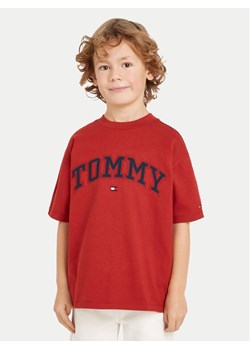 Tommy Hilfiger T-Shirt Varsity KB0KB08666 Czerwony Regular Fit ze sklepu MODIVO w kategorii T-shirty chłopięce - zdjęcie 181106715