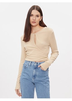 Calvin Klein Jeans Bluzka J20J222559 Beżowy Slim Fit ze sklepu MODIVO w kategorii Bluzki damskie - zdjęcie 181107079