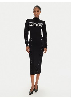 Versace Jeans Couture Sukienka dzianinowa 77HAOM11 Czarny Slim Fit ze sklepu MODIVO w kategorii Sukienki - zdjęcie 181107247