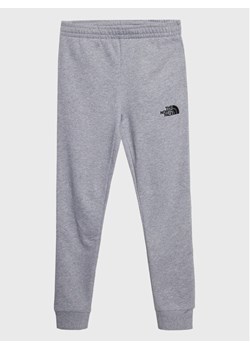 The North Face Spodnie dresowe Teen NF0A82EO Szary Regular Fit ze sklepu MODIVO w kategorii Spodnie chłopięce - zdjęcie 181108159
