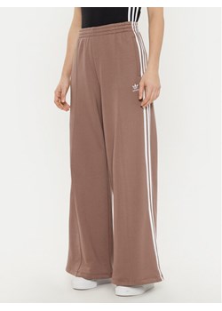 adidas Spodnie dresowe 3-Stripes JC5762 Beżowy Wide Leg ze sklepu MODIVO w kategorii Spodnie damskie - zdjęcie 181108488