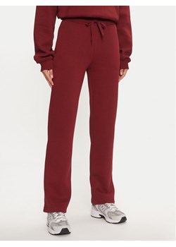 Gina Tricot Spodnie dresowe Basic 21183 Czerwony Relaxed Fit ze sklepu MODIVO w kategorii Spodnie damskie - zdjęcie 181108605