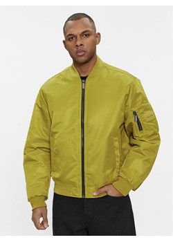 Calvin Klein Kurtka bomber Hero K10K109907 Zielony Relaxed Fit ze sklepu MODIVO w kategorii Kurtki męskie - zdjęcie 181108708