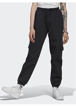 adidas Spodnie dresowe Cargo HM1567 Czarny Regular Fit ze sklepu MODIVO w kategorii Spodnie damskie - zdjęcie 181109487
