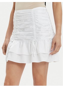 Guess Spódnica mini Zoe W4GD86 WAF10 Biały Flare Fit ze sklepu MODIVO w kategorii Spódnice - zdjęcie 181109967