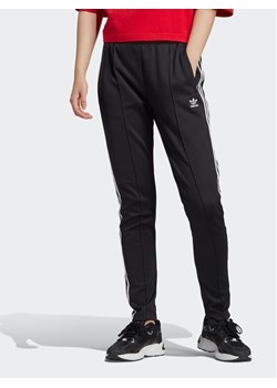 adidas Spodnie dresowe adicolor IB5916 Czarny Slim Fit ze sklepu MODIVO w kategorii Spodnie damskie - zdjęcie 181110037