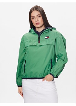 Tommy Jeans Kurtka anorak Chicago DW0DW15333 Zielony Regular Fit ze sklepu MODIVO w kategorii Kurtki damskie - zdjęcie 181110159