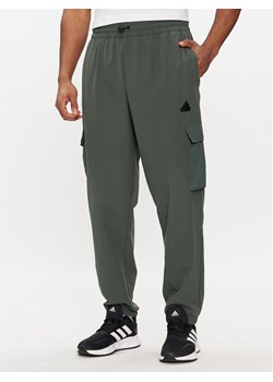 adidas Spodnie dresowe City Escape Premium IN3699 Zielony Regular Fit ze sklepu MODIVO w kategorii Spodnie męskie - zdjęcie 181110575