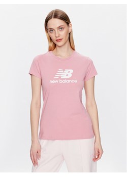 New Balance T-Shirt Essentials Stacked Logo WT31546 Różowy Athletic Fit ze sklepu MODIVO w kategorii Bluzki damskie - zdjęcie 181110796