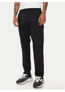 New Balance Spodnie materiałowe Athletics Standard MP43554BK Czarny Regular Fit ze sklepu MODIVO w kategorii Spodnie męskie - zdjęcie 181110809