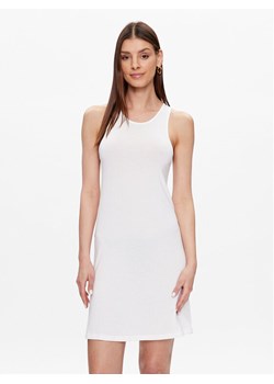 Calvin Klein Swimwear Sukienka plażowa KW0KW02145 Biały Slim Fit ze sklepu MODIVO w kategorii Sukienki - zdjęcie 181111686