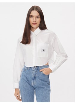 Calvin Klein Jeans Koszula J20J222614 Biały Cropped Fit ze sklepu MODIVO w kategorii Koszule damskie - zdjęcie 181112887