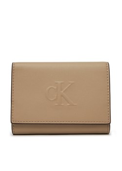 Calvin Klein Jeans Mały Portfel Damski Sculpted Medium Trifold LV04K1078G Beżowy ze sklepu MODIVO w kategorii Portfele damskie - zdjęcie 181113337