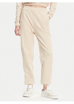 Calvin Klein Jeans Spodnie dresowe J20J225355 Beżowy Regular Fit ze sklepu MODIVO w kategorii Spodnie damskie - zdjęcie 181113605