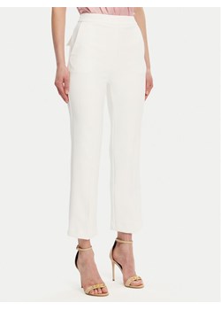 Elisabetta Franchi Spodnie materiałowe PA-089-51E2-V290 Biały Regular Fit ze sklepu MODIVO w kategorii Spodnie damskie - zdjęcie 181114076