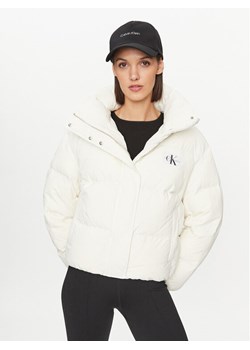 Calvin Klein Jeans Kurtka puchowa J20J222235 Écru Relaxed Fit ze sklepu MODIVO w kategorii Kurtki damskie - zdjęcie 181114128