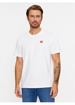 Wrangler T-Shirt Sign Off 112341126 Biały Regular Fit ze sklepu MODIVO w kategorii T-shirty męskie - zdjęcie 181114476