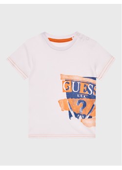 Guess T-Shirt I3GI00 K8HM0 Biały Regular Fit ze sklepu MODIVO w kategorii Koszulki niemowlęce - zdjęcie 181114569