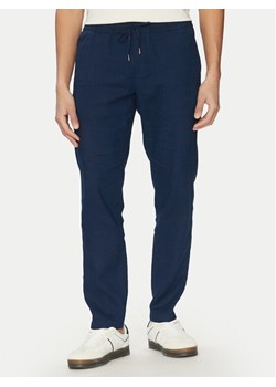 Tommy Hilfiger Spodnie materiałowe Harlem MW0MW38801 Granatowy Slim Fit ze sklepu MODIVO w kategorii Spodnie męskie - zdjęcie 181114908