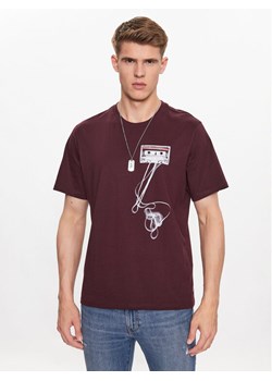 Levi's® T-Shirt 16143-1011 Bordowy Relaxed Fit ze sklepu MODIVO w kategorii T-shirty męskie - zdjęcie 181115258