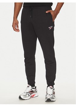 Reebok Spodnie dresowe 100221800 139-18-00 Czarny Regular Fit ze sklepu MODIVO w kategorii Spodnie męskie - zdjęcie 181115516