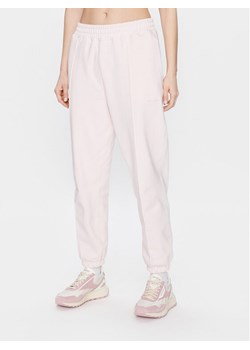 New Balance Spodnie dresowe Athletics Nature WP23553 Różowy Relaxed Fit ze sklepu MODIVO w kategorii Spodnie damskie - zdjęcie 181117258