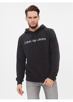 Calvin Klein Jeans Bluza J30J322551 Czarny Regular Fit ze sklepu MODIVO w kategorii Bluzy męskie - zdjęcie 181117349